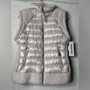 DKNY Women  Puffer Vest Size Medium.